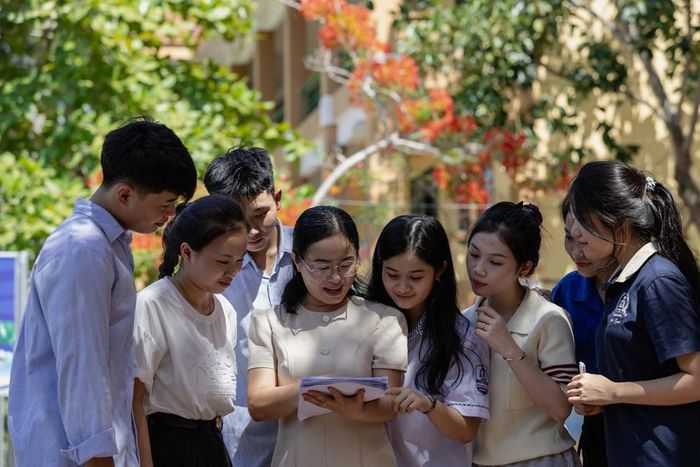 Các em học sinh tranh thủ hỏi giáo viên các đề thi trước giờ thi chính thức