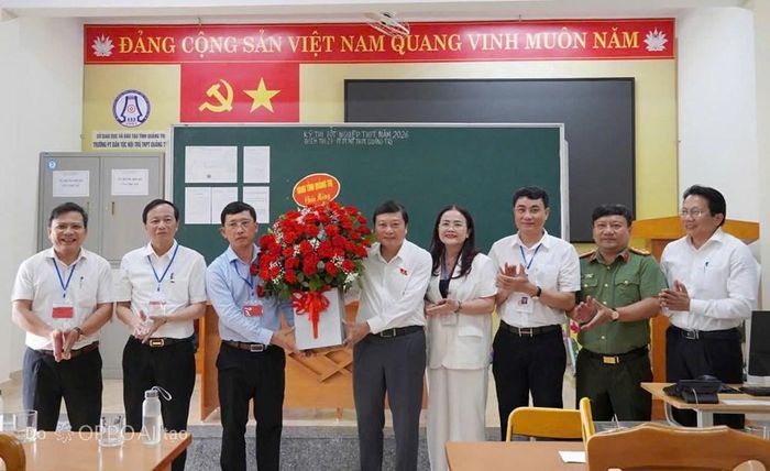 Lãnh đạo UBND tỉnh Quảng Trị tặng hoa các cán bộ, giáo viên làm nhiệm vụ tại điểm thi Trường THPT Dân tộc Nội trú tỉnh