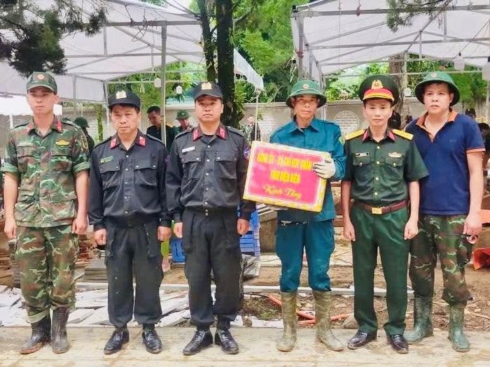 Đại tá Vương Đình Hòa, Chính ủy Bộ Chỉ huy Quân sự tỉnh Điện Biên thăm, động viên lực lượng thực hiện nhiệm vụ tại Nghĩa trang liệt sĩ Tuần Giáo