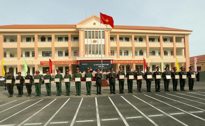 Khen thưởng cán bộ có thành tích tiêu biểu trong công tác huấn luyện chiến sĩ mới. Ảnh: Duy Khương – TTXVN