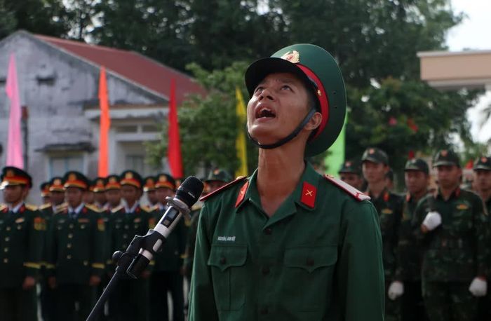 Chiến sĩ mới tuyên thệ tại buổi lễ. Ảnh: Duy Khương – TTXVN