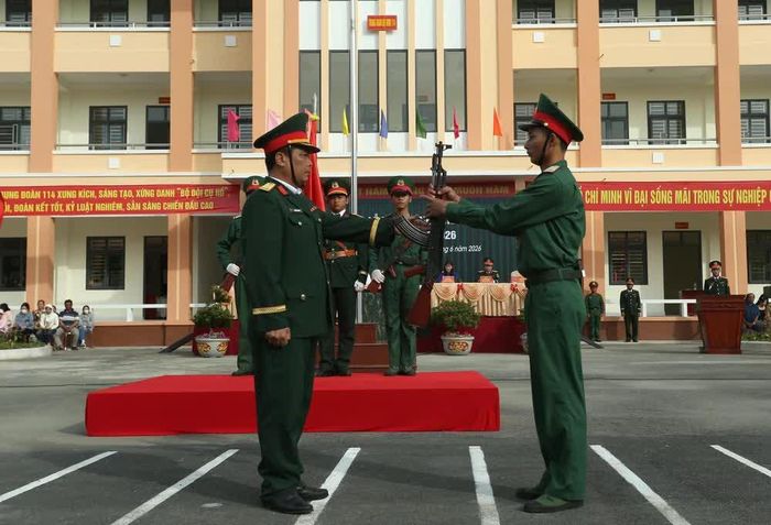 Trao vũ khí cho chiến sĩ mới tại buổi lễ. Ảnh: Duy Khương – TTXVN