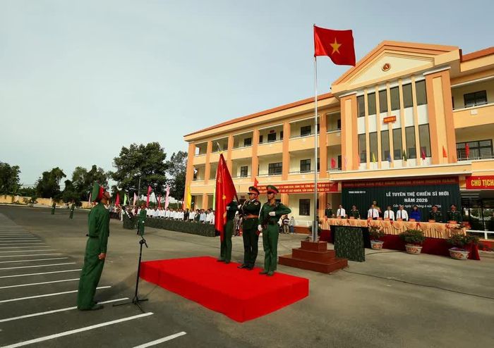 Chiến sĩ mới tuyên thệ tại buổi lễ. Ảnh: Duy Khương – TTXVN
