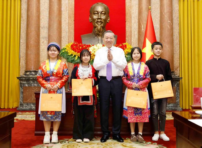 Tổng Bí thư, Chủ tịch nước Tô Lâm tặng quà cho các đại biểu. Ảnh: Thống Nhất – TTXVN