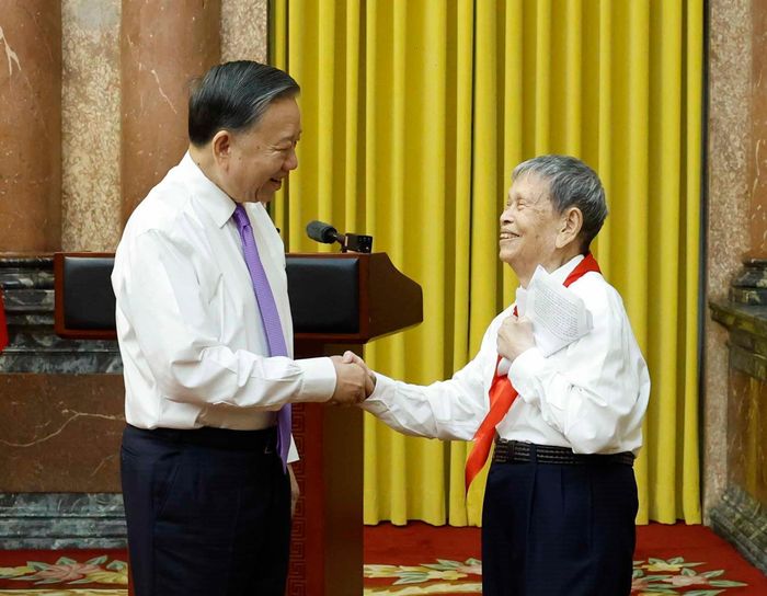 Tổng Bí thư, Chủ tịch nước Tô Lâm với Thầy giáo Nhân dân, Anh hùng Lao động Nguyễn Đức Thìn – người khởi xướng phong trào “Nghìn việc tốt” từ năm 1963, từng vinh dự được gặp Bác Hồ. Ảnh: Thống Nhất – TTXVN