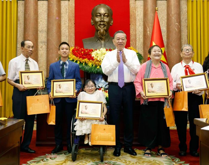 Tổng Bí thư, Chủ tịch nước Tô Lâm tặng quà cho các đại biểu. Ảnh: Thống Nhất – TTXVN