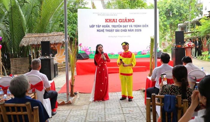 Học viên trình diễn bài chòi. Ảnh: Đinh Hương - TTXVN