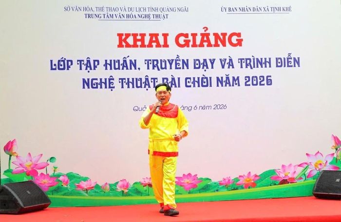 Học viên trình diễn bài chòi. Ảnh: Đinh Hương - TTXVN