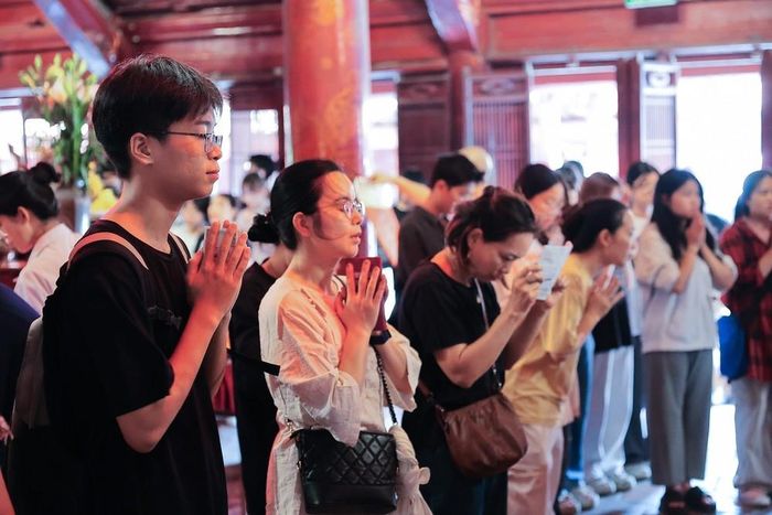 Văn Miếu - Quốc Tử Giám trở thành điểm đến của nhiều học sinh đến cầu may, gửi gắm ước nguyện vượt qua kỳ thi với kết quả tốt nhất. Ảnh: Lê Đông - TTXVN
