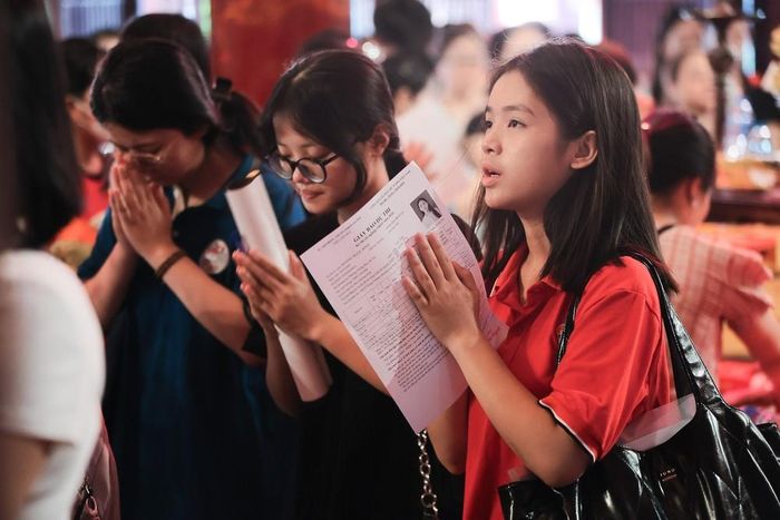 Trước Kỳ thi tốt nghiệp THPT năm 2026, nhiều học sinh mang theo giấy báo dự thi đến dâng hương tại Văn Miếu - Quốc Tử Giám (Hà Nội), cầu mong kỳ thi diễn ra thuận lợi và đạt kết quả như mong đợi. Ảnh: Lê Đông - TTXVN