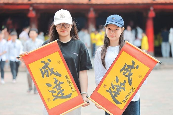 Sĩ tử đến Văn Miếu - Quốc Tử Giám xin chữ “Thành Công”, mong có thêm động lực, sự tự tin và may mắn trước Kỳ thi tốt nghiệp THPT năm 2026. Ảnh: Lê Đông - TTXVN