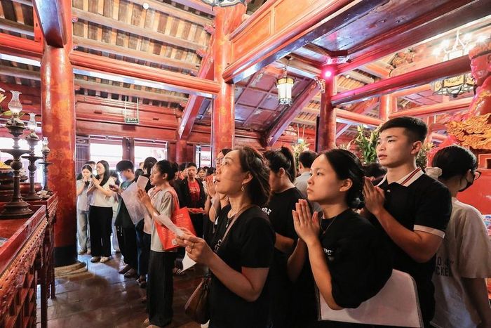Nhiều phụ huynh và học sinh đến Văm Miếu - Quốc Tử Giám cầu mong thi cử thuận lợi và đạt kết quả tốt trong kỳ thi tốt nghiệp THPT 2026. Ảnh: Lê Đông - TTXVN