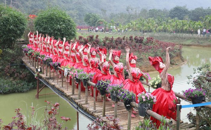 Chương trình minishow thực cảnh đa điểm chạm độc bản tại Ninh Bình với chủ đề “Khúc hát thiên nhiên” và sự kiện “Xuân dẫn lối” thu hút đông người dân, du khách trong nước và quốc tế. Ảnh: Thùy Dung - TTXVN
