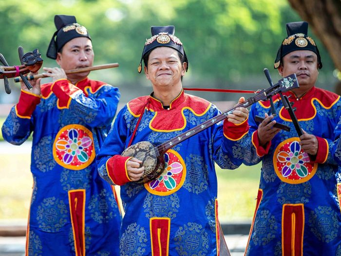 Từng là loại hình âm nhạc được biểu diễn trong các nghi lễ cung đình triều Nguyễn, nhã nhạc cung đình Huế ngày nay vẫn cất lên giữa những không gian quen thuộc của Đại Nội. Khi di sản được đặt vào đời sống đương đại, theo định hướng của Nghị quyết 80 của Bộ Chính trị về phát triển văn hóa Việt Nam, những thanh âm cung đình không chỉ đứng yên trong quá khứ, mà đang được dần lan tỏa, đến gần hơn với công chúng hôm nay. Ảnh: Vân Chi/TTXVN