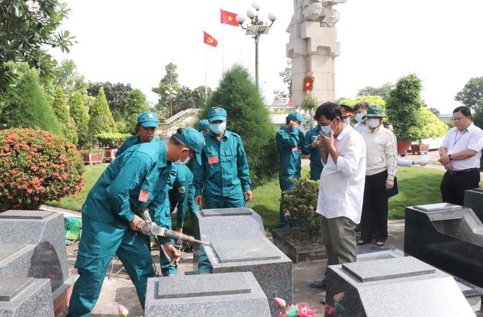 Tổ khai quật mộ thực hiện nhiệm vụ