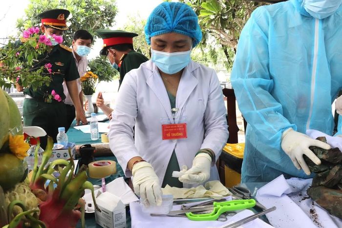 Lấy mẫu xác định danh tính hài cốt liệt sỹ