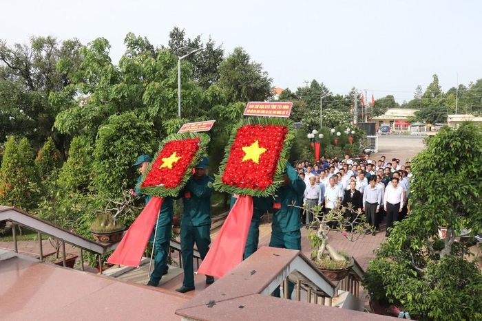 Đại biểu dâng hoa tại Nghĩa trang liệt sỹ Bến Lức trước lễ phát động