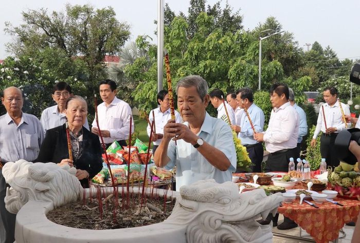 Nguyên Bí thư Tỉnh ủy Long An - Phạm Thanh Phong cùng các đại biểu dâng hương tại Nghĩa trang liệt sỹ Bến Lức trước lễ phát động