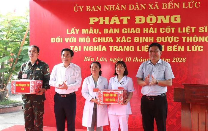 Lãnh đạo xã Bến Lức tặng quà cho 2 đội làm nhiệm vụ lấy mẫu xác định danh tính hài cốt liệt sỹ