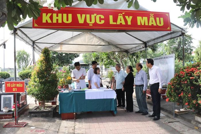 Đại biểu thăm hỏi lực lượng làm nhiệm vụ tại Nghĩa trang liệt sỹ Bến Lức