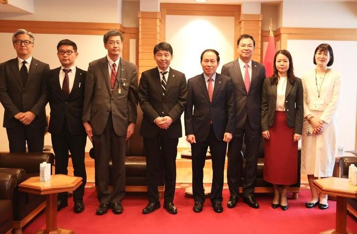 Phó Thủ tướng và ông Yamamoto Ichita cùng các đại biểu dự cuộc tiếp - Ảnh: VGP/Thu Sa