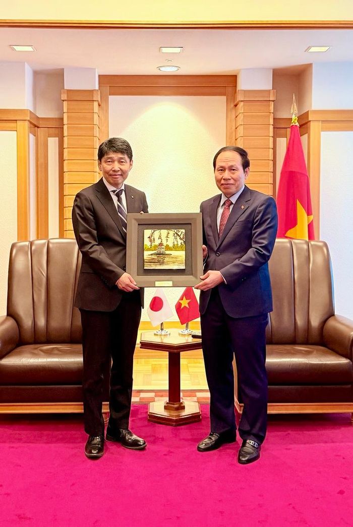 Phó Thủ tướng tặng quà lưu niệm tới ông Yamamoto Ichita - Ảnh: VGP/Thu Sa