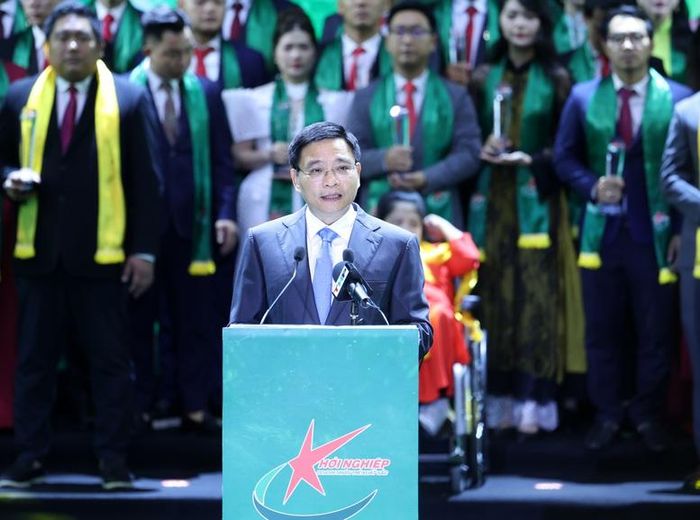 Phó Thủ tướng Nguyễn Văn Thắng nhiệt liệt chúc mừng 87 doanh nhân trẻ khởi nghiệp xuất sắc năm 2026, đặc biệt chúc mừng 10 gương mặt tiêu biểu nhất được trao danh hiệu Top 10 Doanh nhân trẻ khởi nghiệp xuất sắc năm 2026 - Ảnh: VGP/Đức Tuân