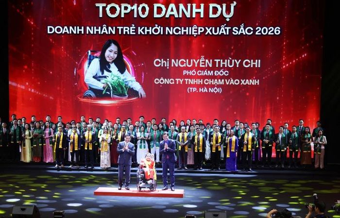 Là người khuyết tật, doanh nhân trẻ Nguyễn Thùy Chi đã nỗ lực khắc phục những thiệt thòi của bản thân, gây dựng được một doanh nghiệp với nhiều thành viên là người khuyết tật và đã làm ra nhiều sản phẩm rất có ý nghĩa - Ảnh: VGP/Đức Tuân