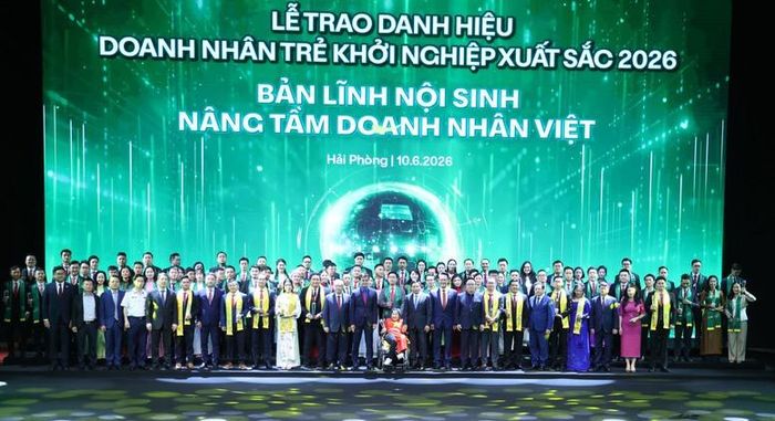 Phó Thủ tướng Nguyễn Văn Thắng và lãnh đạo các bộ, ngành, TP. Hải Phòng cùng các doanh nhân trẻ được tôn vinh - Ảnh: VGP/Đức Tuân