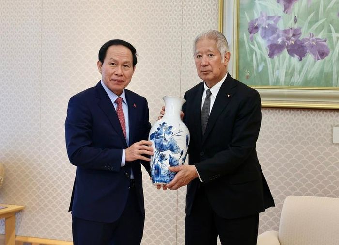 Phó Thủ tướng Lê Tiến Châu tặng quà Chủ tịch Hạ viện Nhật Bản Mori Eisuke - Ảnh: VGP/Thu Sa