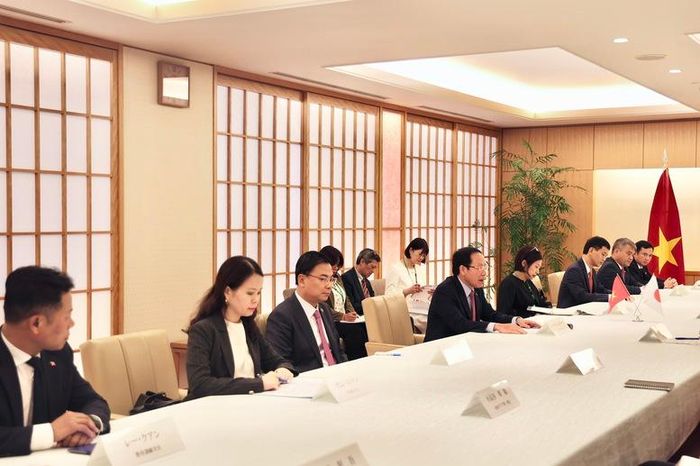 Phó Thủ tướng đề nghị hai bên tiếp tục củng cố tin cậy chính trị, thúc đẩy các cơ chế hợp tác, trong đó có Ủy ban hợp tác Việt - Nhật và phối hợp tổ chức thành công Diễn đàn Hợp tác địa phương Việt - Nhật lần thứ 2 tại TP. Huế vào tháng 9 năm nay - Ảnh: VGP/Thu Sa
