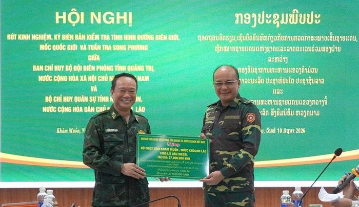 Ban Chỉ huy BĐBP tỉnh Quảng Trị trao tặng Bộ Chỉ huy Quân sự tỉnh Khammouane 1.000 lít dầu diesel và nhiều phần quà khác.