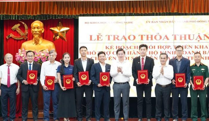 Trao Thỏa thuận hợp tác Kế hoạch phối hợp, triển khai thí điểm hỗ trợ cửa hàng, hộ kinh doanh bán buôn, bán lẻ chuyển đổi số trên địa bàn thành phố Đồng Nai - Ảnh: VGP/TG