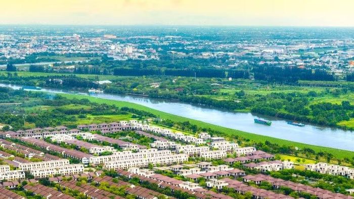 Đại đô thị Waterpoint bên dòng Vàm Cỏ Đông. (Ảnh NLG)