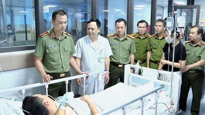 Công an tỉnh Thanh Hóa thăm đồng chí, đồng đội bị thương trong khi làm nhiệm vụ.