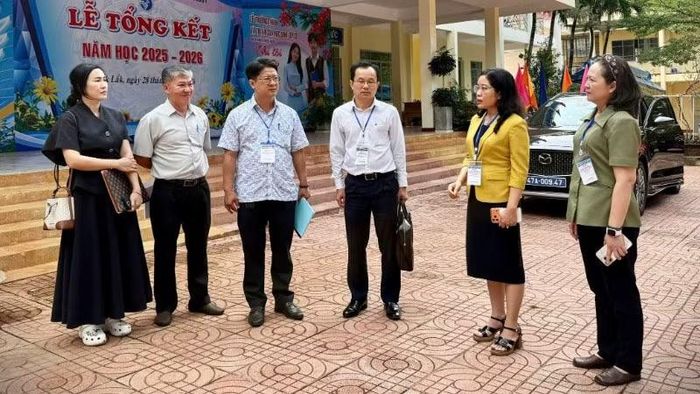 Đoàn công tác Ban Chỉ đạo thi tốt nghiệp trung học phổ thông 2026 tỉnh Đắk Lắk kiểm tra công tác chuẩn bị tổ chức kỳ thi tại điểm thi trung học phổ thông Buôn Ma Thuột. (Ảnh: Phan Khánh)