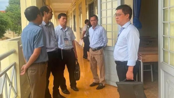 Đoàn công tác Ban Chỉ đạo thi tốt nghiệp trung học phổ thông 2026 tỉnh Đắk Lắk kiểm tra công tác chuẩn bị tổ chức kỳ thi tại điểm thi Trung học phổ thông Phan Đăng Lưu, xã Pang Drang. (Ảnh: Phan Khánh)
