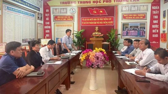 Phó Giám đốc Sở Giáo dục và Đào tạo tỉnh Đắk Lắk Nguyễn Xuân Đá trao đổi các phương án bảo đảm an ninh, an toàn kỳ thi cùng Ban Chỉ đạo kỳ thi tốt nghiệp trung học phổ thông năm 2026 xã Liên Sơn Lắk. (Ảnh: Phan Khánh)