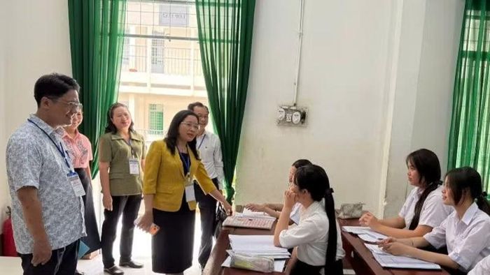 Giám đốc Sở Giáo dục và Đào tạo tỉnh Đắk Lắk Lê Thị Thanh Xuân thăm hỏi, động viên các học sinh lớp 12 trước ngày bước vào kỳ thi tốt nghiệp trung học phổ thông năm 2026. (Ảnh: Phan Khánh)