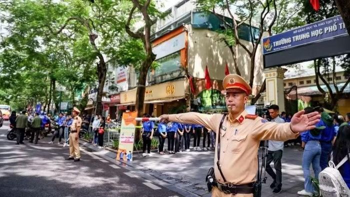 Công an Hà Nội bảo đảm trật tự an toàn giao thông tại các kỳ thi trên địa bàn.