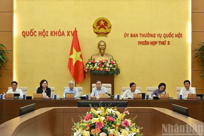 Chủ tịch Quốc hội Trần Thanh Mẫn và các Phó Chủ tịch Quốc hội chủ trì, điều hành phiên họp.