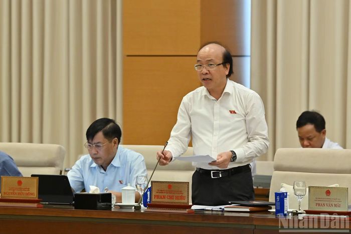 Chủ nhiệm Ủy ban Pháp luật và Tư pháp của Quốc hội Phan Chí Hiếu phát biểu tại phiên họp.