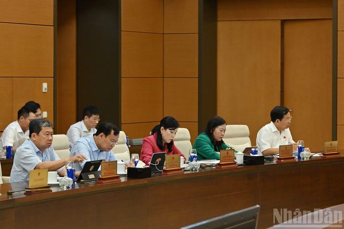  Các Ủy viên Ủy ban Thường vụ Quốc hội dự phiên họp. 
