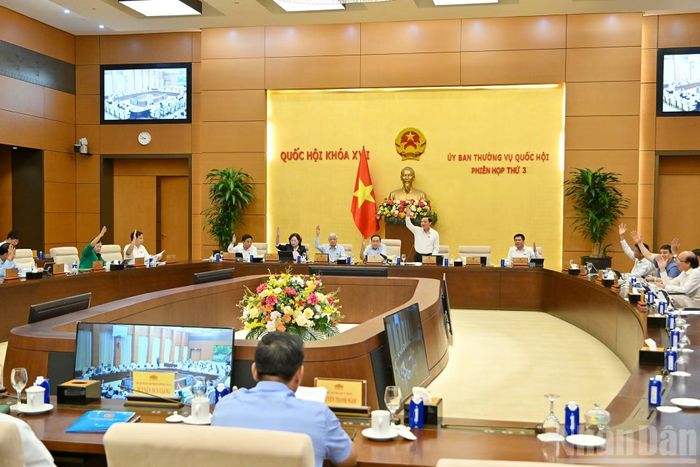 Ủy ban Thường vụ Quốc hội biểu quyết tại phiên họp.