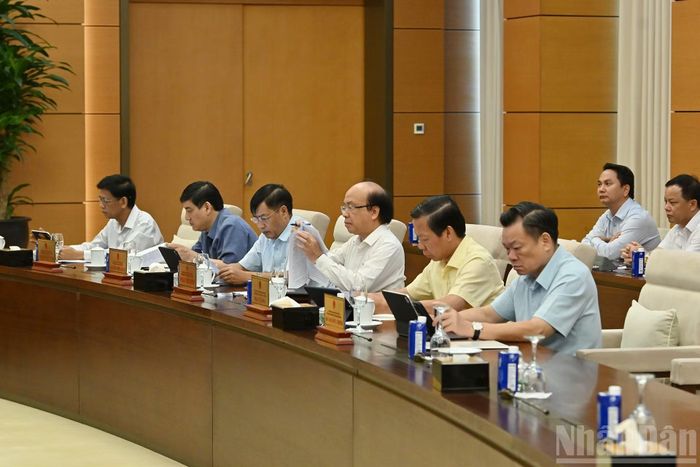 Các Ủy viên Ủy ban Thường vụ Quốc hội dự phiên họp.
