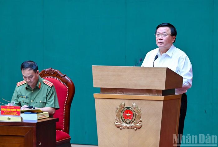  Giáo sư, Tiến sĩ Nguyễn Xuân Thắng, Chủ tịch Hội đồng Lý luận Trung ương phát biểu đề dẫn hội thảo. (Ảnh: DUY LINH) 