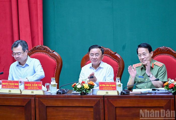 Thường trực Ban Bí thư Trần Cẩm Tú, các đồng chí lãnh đạo chủ trì và điều hành hội thảo. (Ảnh: DUY LINH)