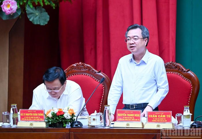 Trưởng ban Chính sách, chiến lược Trung ương Nguyễn Thanh Nghị điều hành hội thảo. (Ảnh: DUY LINH)