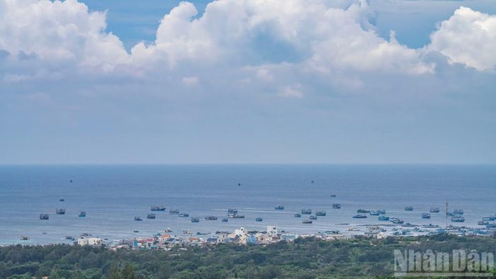 Những thôn làng tại đặc khu Phú Quý bình yên được quan sát từ đỉnh tháp hải đăng.