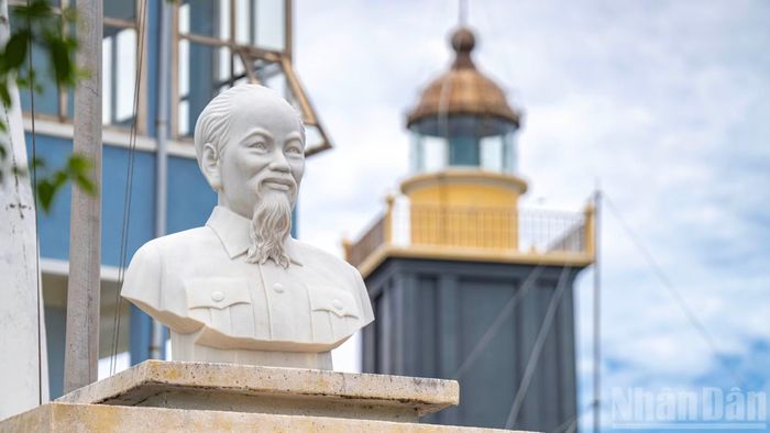 Nằm kề bên tháp đèn trên đỉnh núi Cấm là không gian thiêng liêng của công trình 'Ngọn đuốc Bác Hồ', nổi bật với bức tượng bán thân bằng đá trắng nguyên khối tạc hình vị Lãnh tụ kính yêu, trở thành điểm tựa tinh thần vững chãi để quân dân huyện đảo báo công hướng về cội nguồn và tiếp thêm sức mạnh kiên trung bám biển, giữ vững phên dậu Tổ quốc.